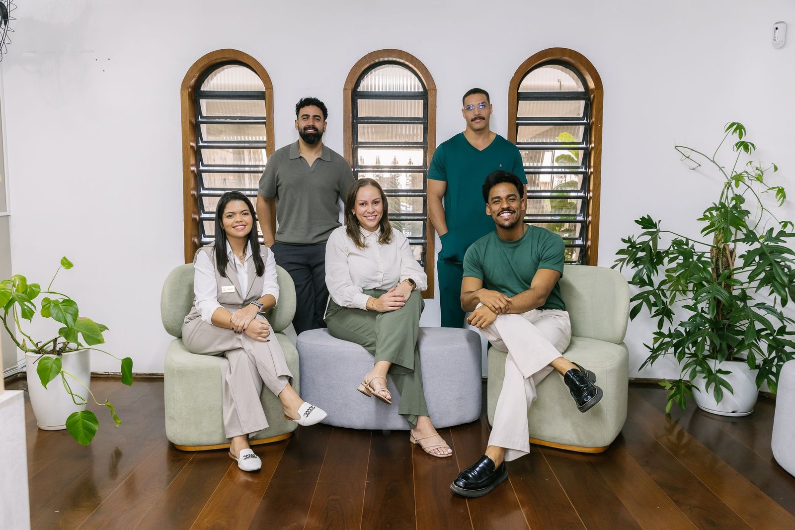 Equipe da Virello Saúde Integrada, reunida no sofá da recepção
